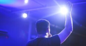 Cuidado com as músicas que são cantadas hoje no meio gospel